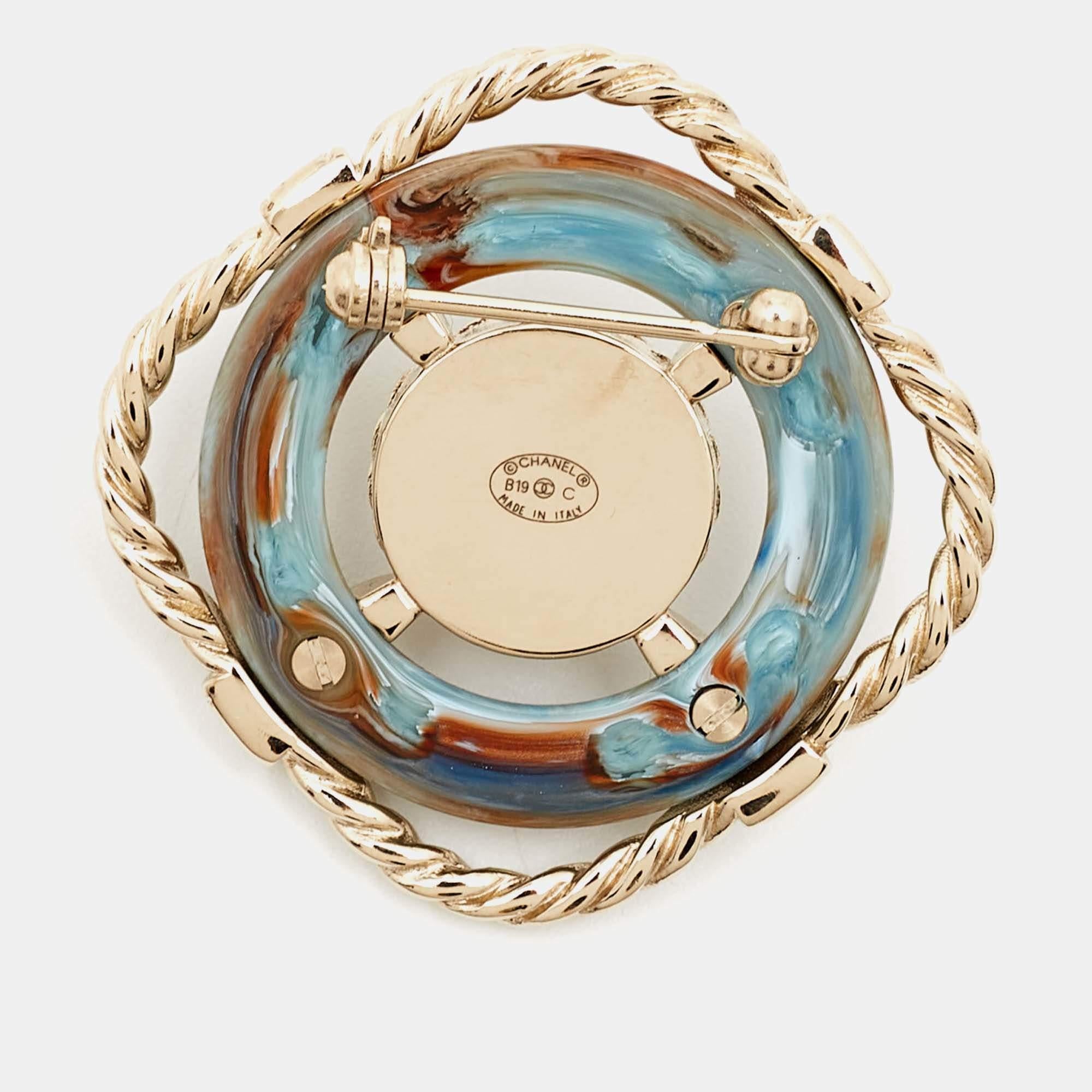 Made by Chanel, the brooch will elevate your look in the best way possible. Perfect pick to accessorize your clothes!


