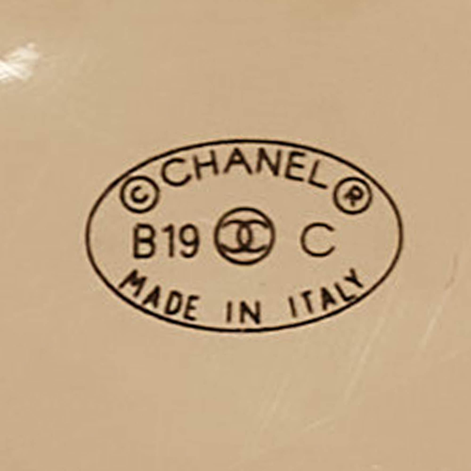 Chanel CC Brosche aus Harz und Kristall mit Perlen und Kristall in Goldtönen (Ästhetizismus) im Angebot
