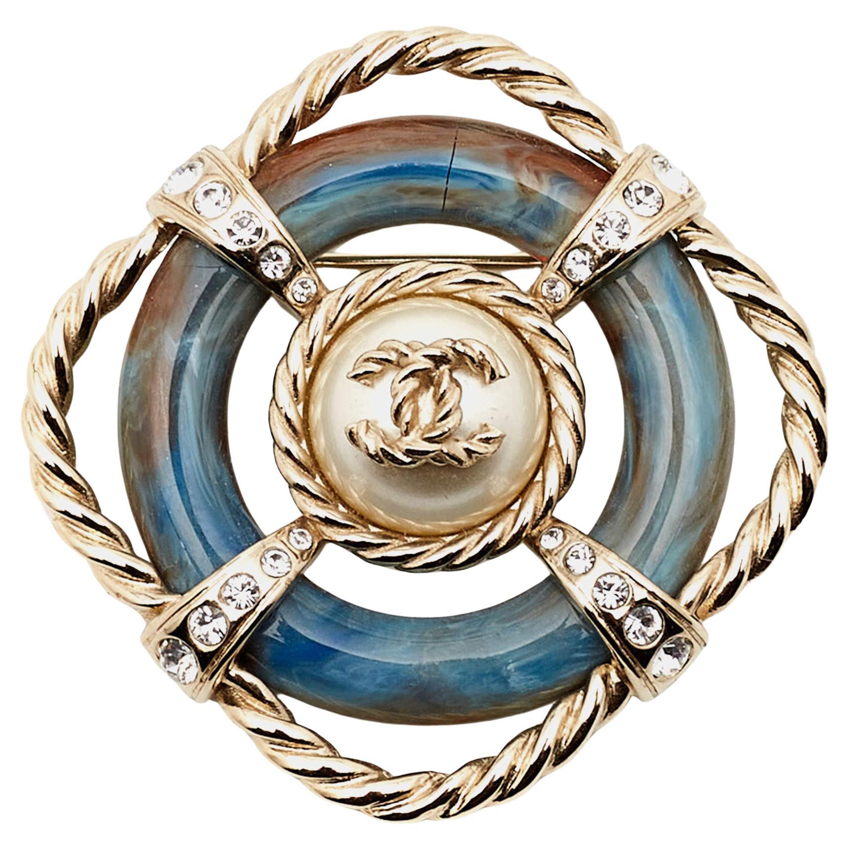 Chanel CC Brosche aus Harz und Kristall mit Perlen und Kristall in Goldtönen im Angebot