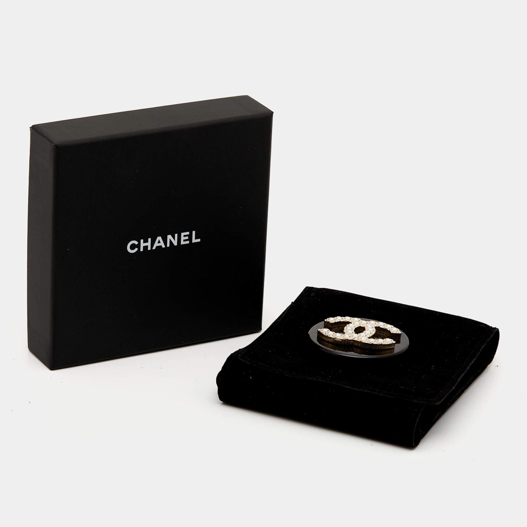 Chanel CC Resin Faux Pearl Gold Tone Brooch In Good Condition In Dubai, Al Qouz 2