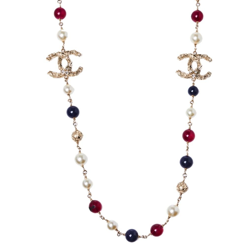 This Chanel piece is a beauty to behold. It has been crafted out of gold-tone metal and styled with resin beads, faux pearls, and CC logos. It is complete with a lobster clasp. This necklace will blend well with all your beautiful outfits.

