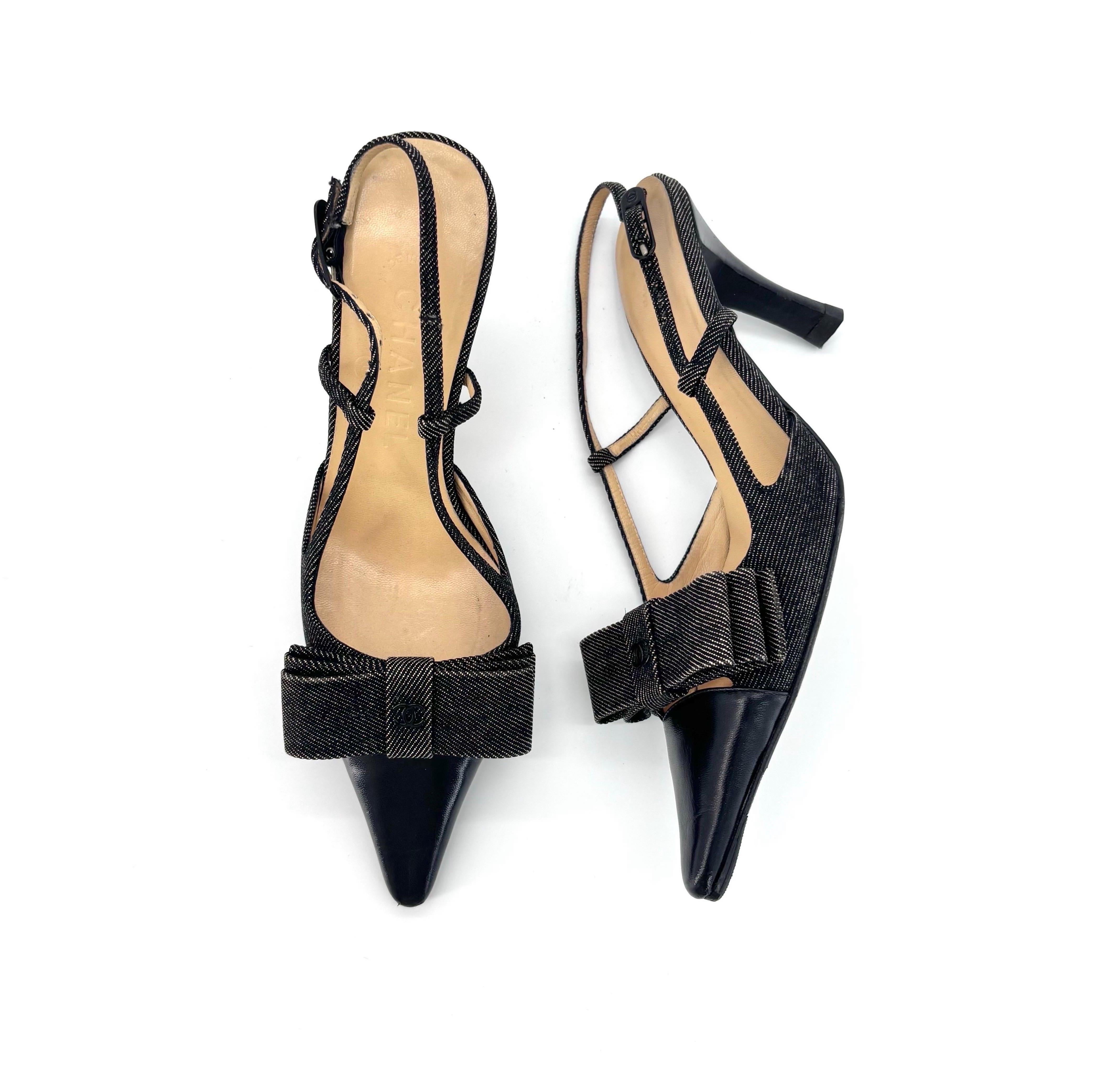 Chanel CC Retro Vintage Lagerfeld Bow Schwarz Denim Slingback Pointed Toe Pumps 35 im Zustand „Gut“ im Angebot in Mechanicsville, VA