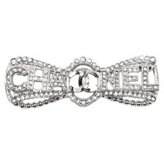 Chanel CC Broche à nœud ornée de strass