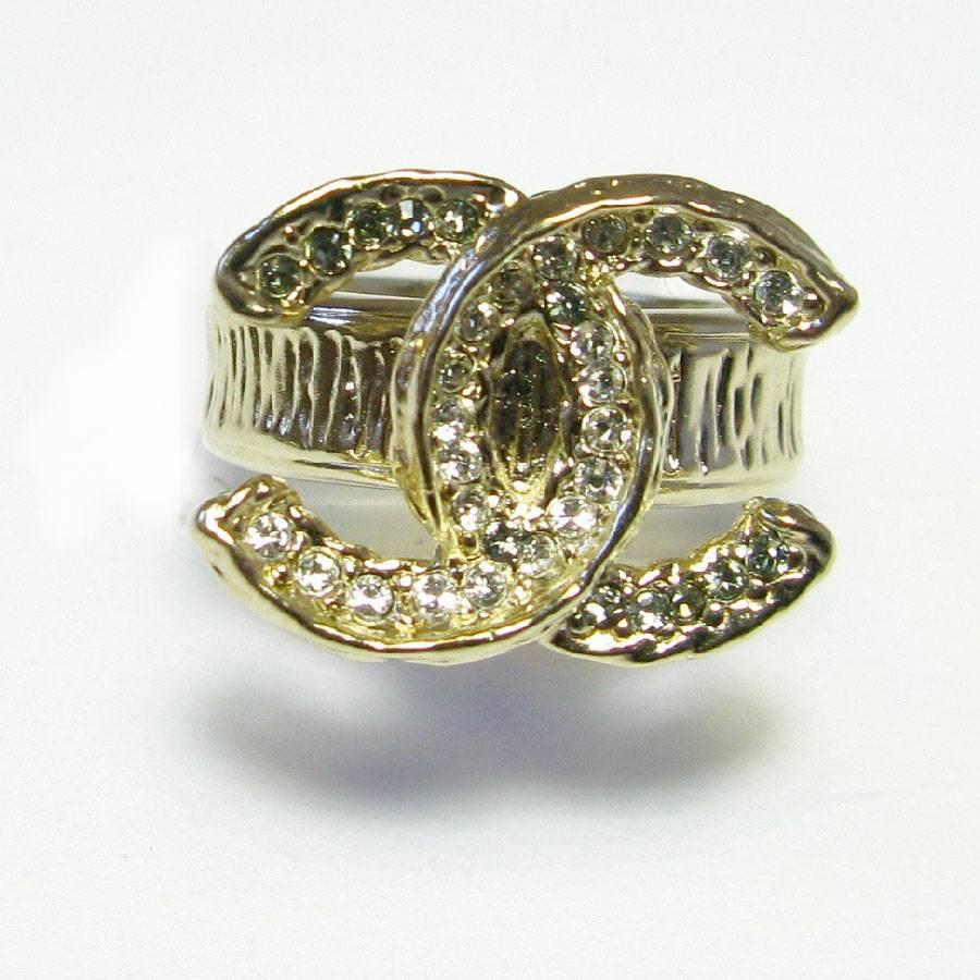 Chanel CC gilded metal ring set with small rhinestones. Size 54

2013 cruise collection. Made in France

Dimensions: inside diameter: 1.8 cm

Will be delivered in a black box with ribbon and camellia