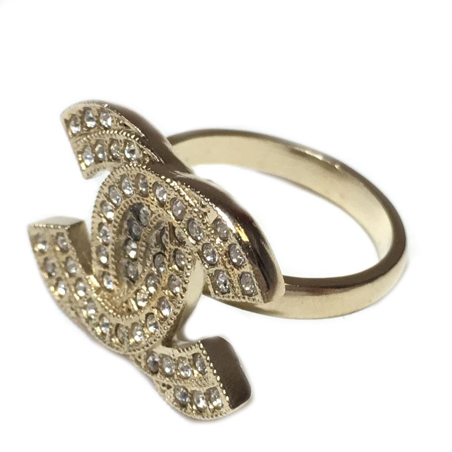 CHANEL CC gold metal ring set with Swarovski rhinestones. Never worn.

Dimensions: size 52 cm - inside diameter: 1.6 cm

Made in France, 2015 cruise collection

Will be delivered in a new, non-original dust bag