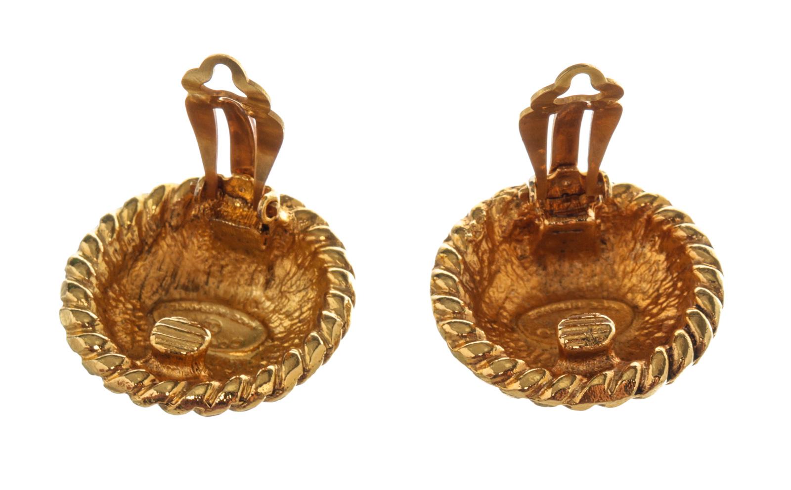 Round metal vintage Chanel earrings features gold-tone color with interlocking CC in the center, clip on closure with gold-tone hardware.

 

54395MSC