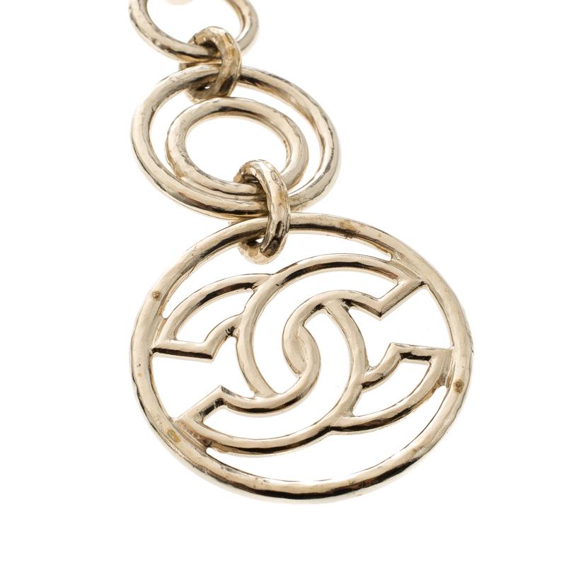 Chanel's key ring is made from gold-tone metal and we can't help but admire its fine finish and simple design. It has a lobster clasp with round links, one of which has the CC logo. Stylish and functional, this piece is worth the buy!

Includes: