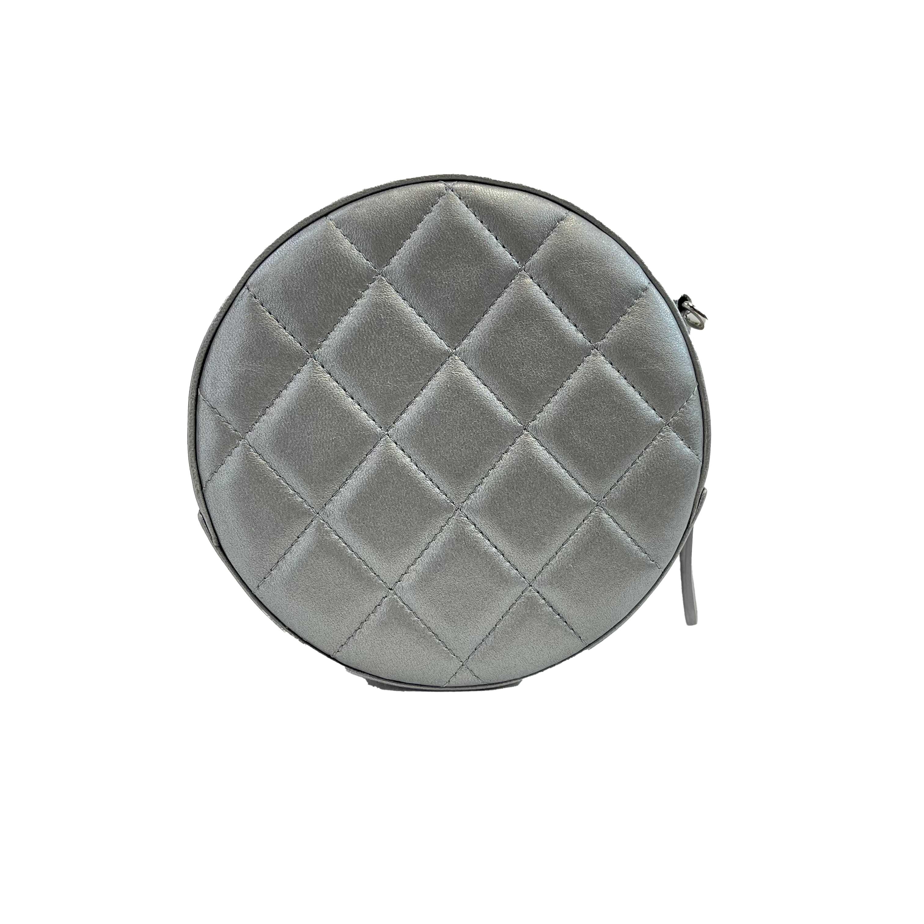 CHANEL - CC Sequined / Leather Round - Gray / Pink Mini Crossbody

Description

* Silver leather
* Quilted back
* Sequined design on front
* Silver hardware
* Silver interlocking CC on front
* Top zipper closure
* Silver chain and leather