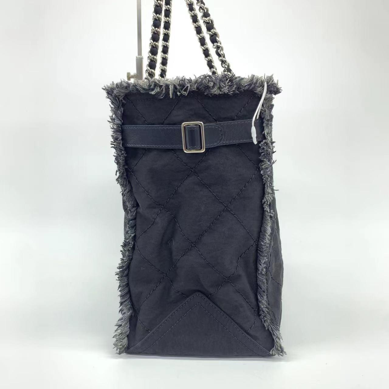 Chanel CC Shopping Tote Medium Blue In Good Condition For Sale In AUBERVILLIERS, FR
