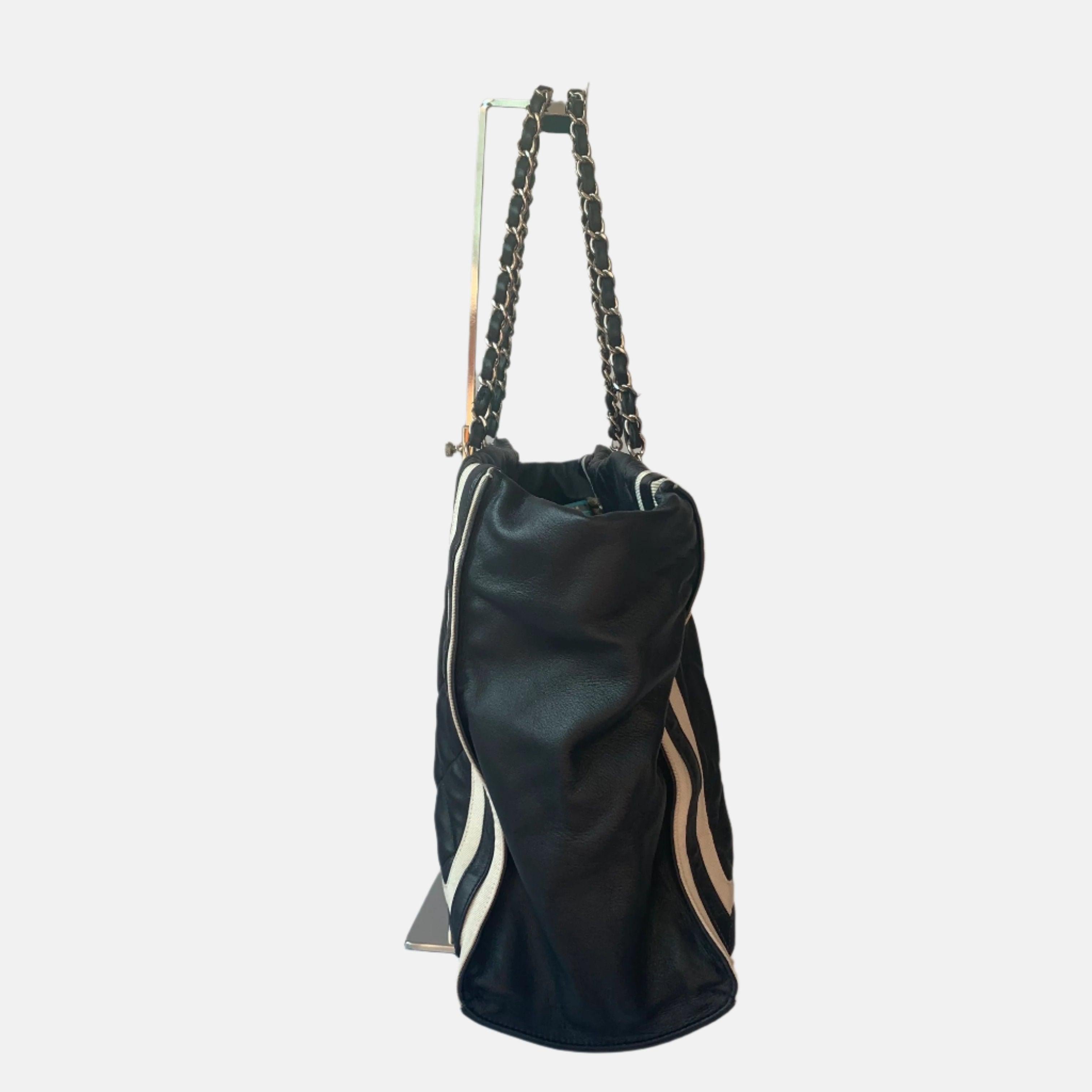 Chanel CC Shopping Tote Medium Cannage Lambskin Leather Navy with White Stripes In Excellent Condition In AUBERVILLIERS, FR