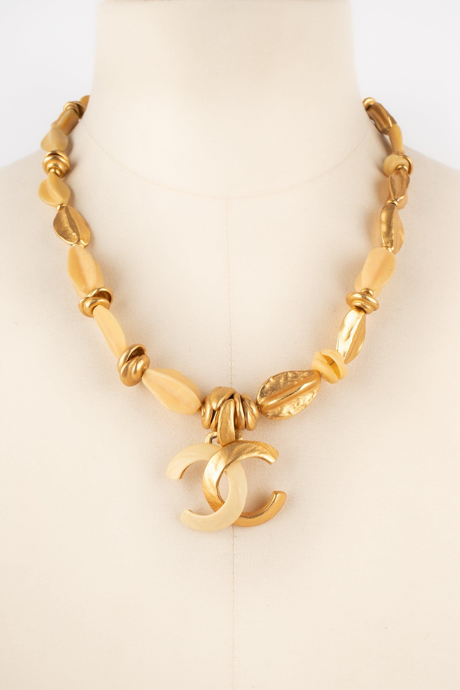 Chanel CC Short Golden Metal and Resin Necklace, 2000 In Excellent Condition For Sale In SAINT-OUEN-SUR-SEINE, FR