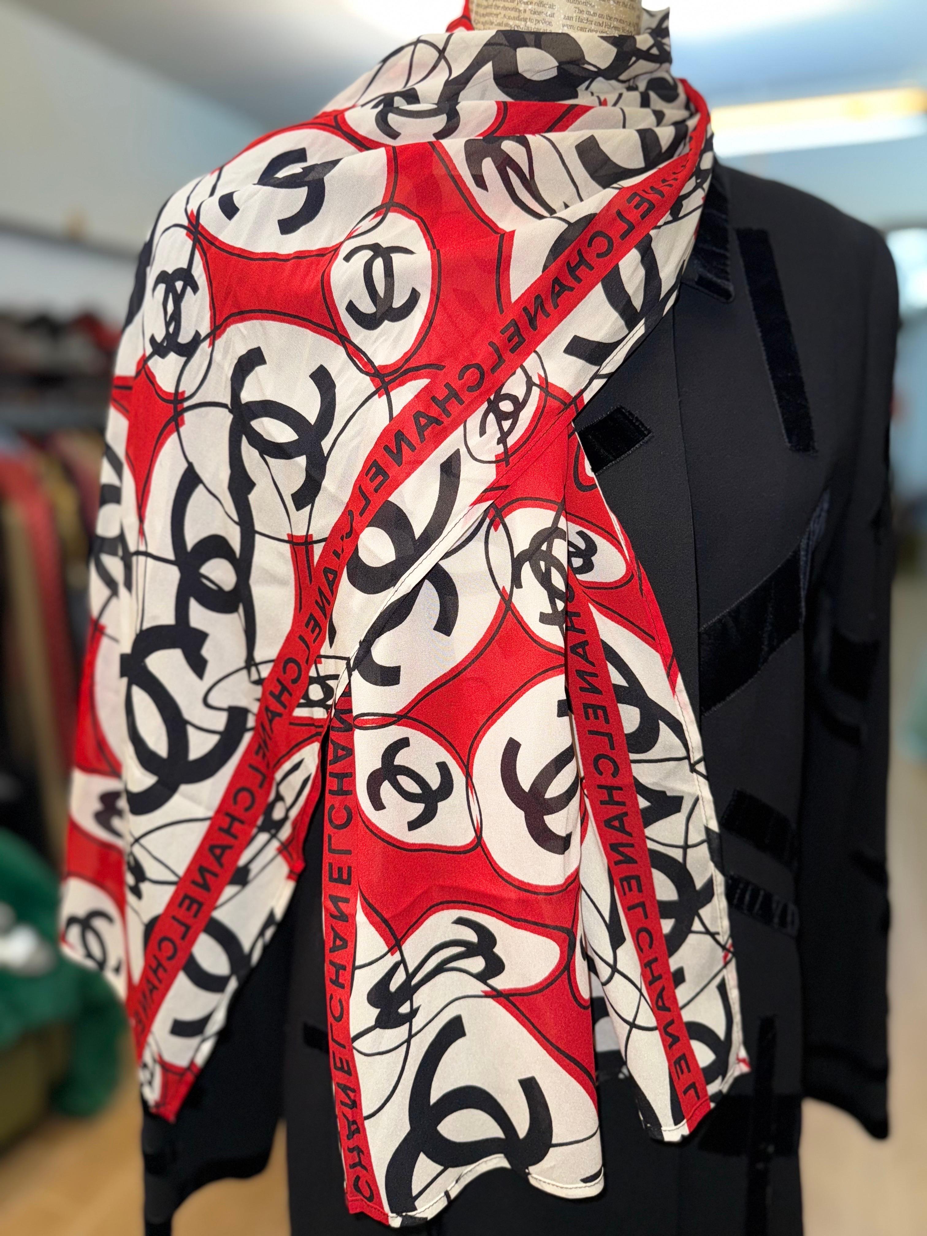- Featuring Chanel CC pattern red/white/black silk scarf. 

- Classic and chic.

- Size: 60cm x 15 cm. 

- Condition: Excellent vintage condition. Please note that this item is not new, there are minor imperfections. 