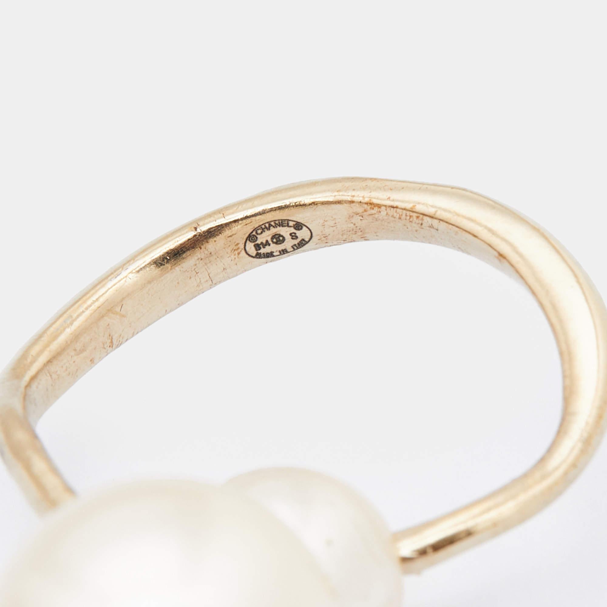 Chanel CC Spiral Faux Pearl Gold Tone Ring Size 47 In Good Condition In Dubai, Al Qouz 2