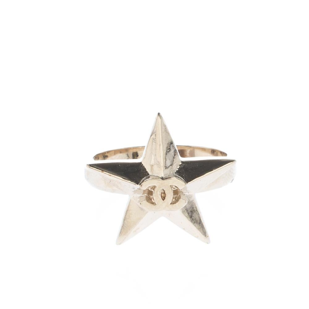 Exude an elegant and subtle vibe every time you slip this gorgeous ring on. This ethereal ring from Chanel is sculpted out of gold-tone metal and the center holds a large star motif set the iconic CC logo. Shaped to embody simplicity, this ring will