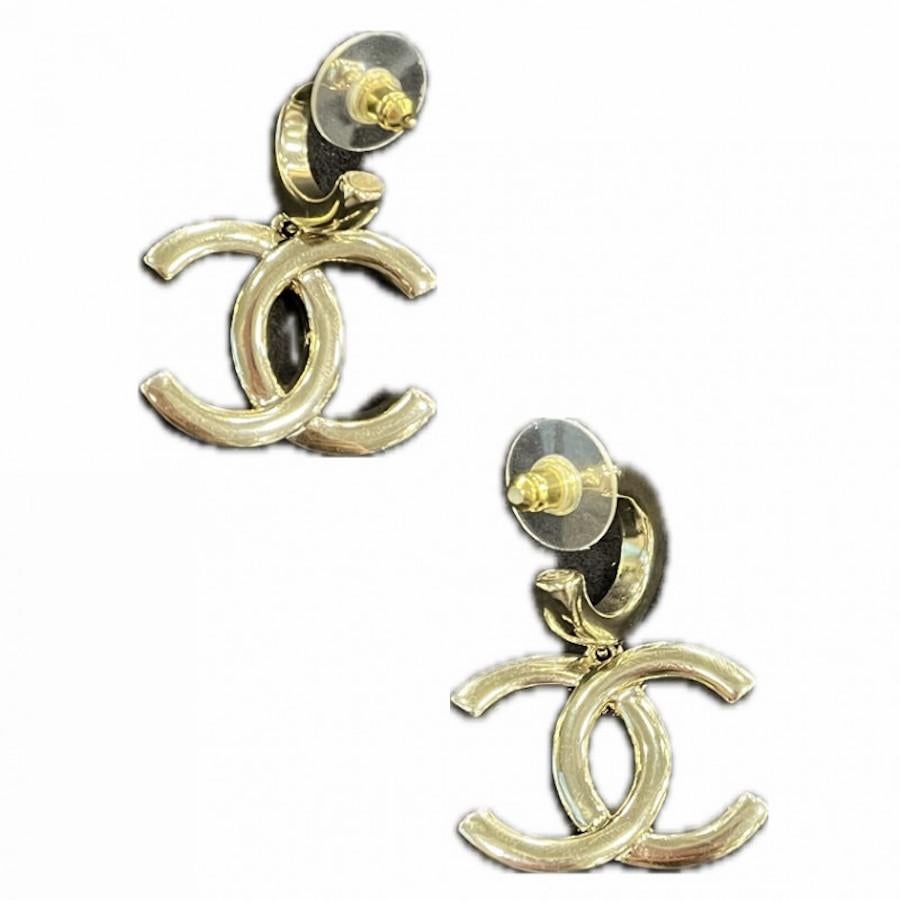 Chanel CC Stud Earrings In Excellent Condition For Sale In Paris, FR