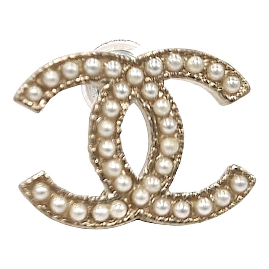 CHANEL CC Stud Earrings In Gilt Metal and Pearls
They fit perfectly to the ear. 
On the back is the Chanel cryptogram of the year 2009.
Dimensions : length 1.4 cm x height 1.2 cm.
Made in France.
Condition : never worn.

Will be delivered in a