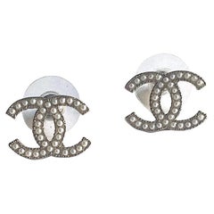 CHANEL CC Stud Earrings In Gilt Metal and Pearls