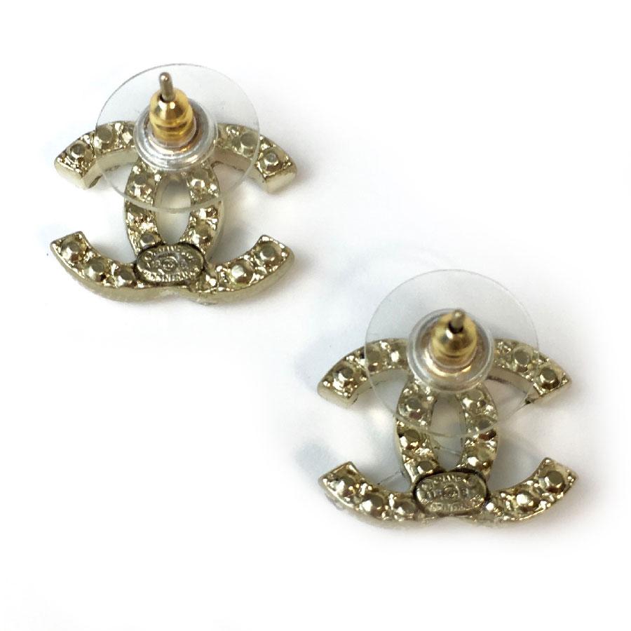 CHANEL CC Stud Earrings in Gilt Metal and Rhinestones In Excellent Condition In Paris, FR