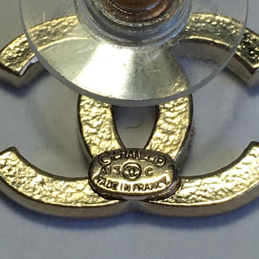 CHANEL CC-Ohrstecker aus blassvergoldetem Metall 1