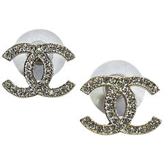 CHANEL CC-Ohrstecker aus blassem:: vergoldetem Metall