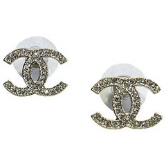 CHANEL CC Stud Earrings in Pale Gilded Metal 