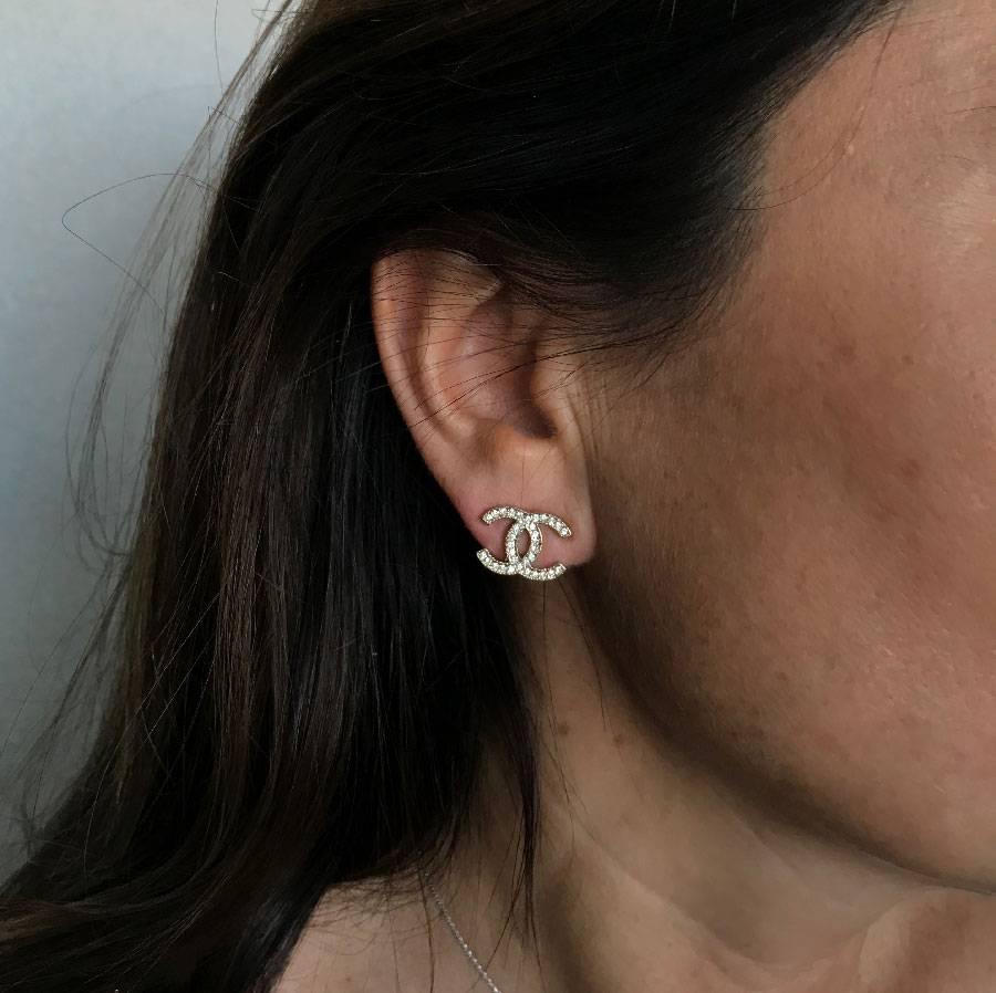 CHANEL double C stud earrings in pale gilded metal set with rhinestones.

Never worn. Brand pellet on the back of each stud. 2013 Cruise Collection

Dimensions: 1.7x1.3 cm

will be delivered in a black box decorated with a Chanel ribbon and a