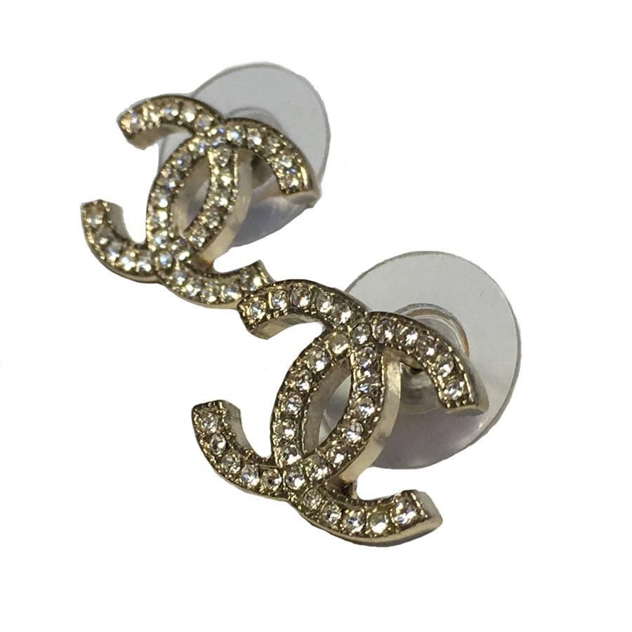 CHANEL CC Stud Earrings in Pale Gilded Metal set with Rhinestones In New Condition In Paris, FR
