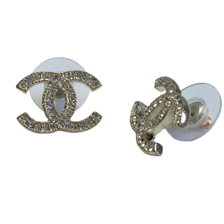 CHANEL CC Stud Earrings in Pale Gilded Metal set with Rhinestones In Excellent Condition In Paris, FR