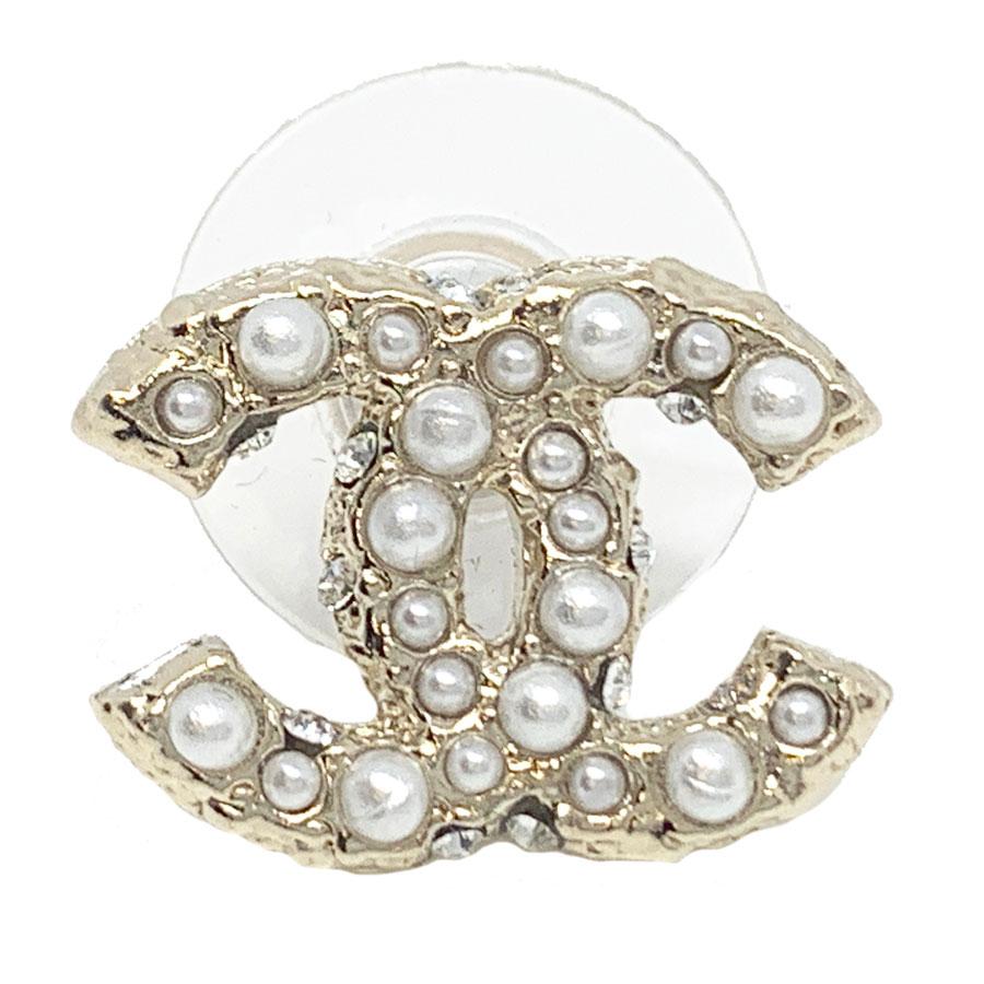 Elegant and refined! CHANEL, CC stud earrings, in pale gold-plated metal, set with rhinestones and pearls.
The stud are from the 2018 collection. Made in France.
They are like new. The tag of the hallmark is present on the back of each earring.
The