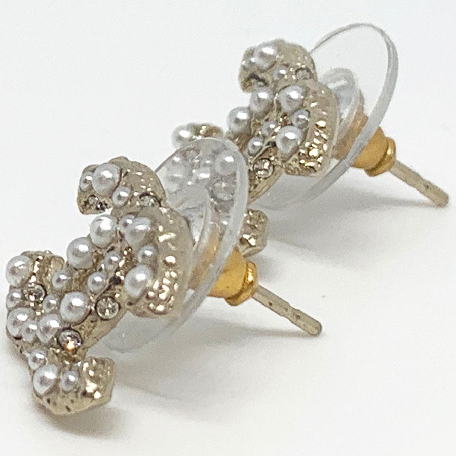 CHANEL CC Stud Earrings in Pale Gold Metal, Rhinestones and Pearls In Excellent Condition In Paris, FR