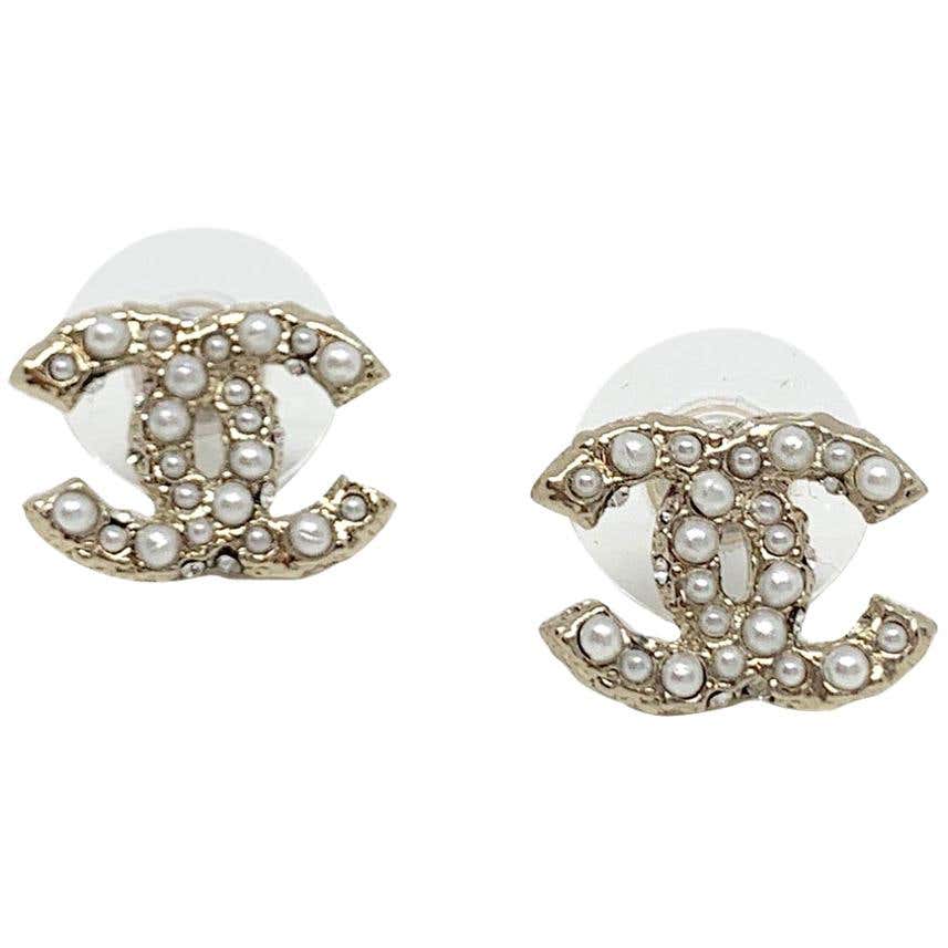 CHANEL CC Stud Earrings in Pale Gold Metal, Rhinestones and Pearls at ...
