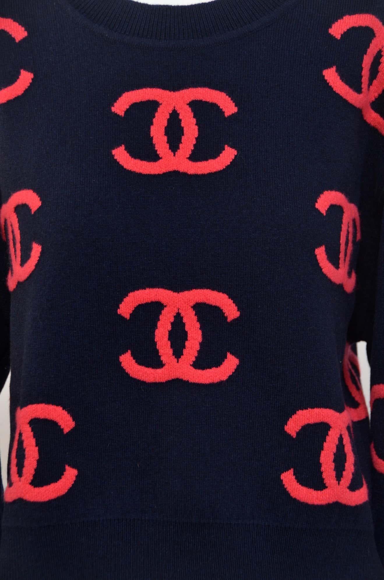 CHANEL Pull CC Taille 38 Neuf avec étiquettes Neuf - En vente à New York, NY