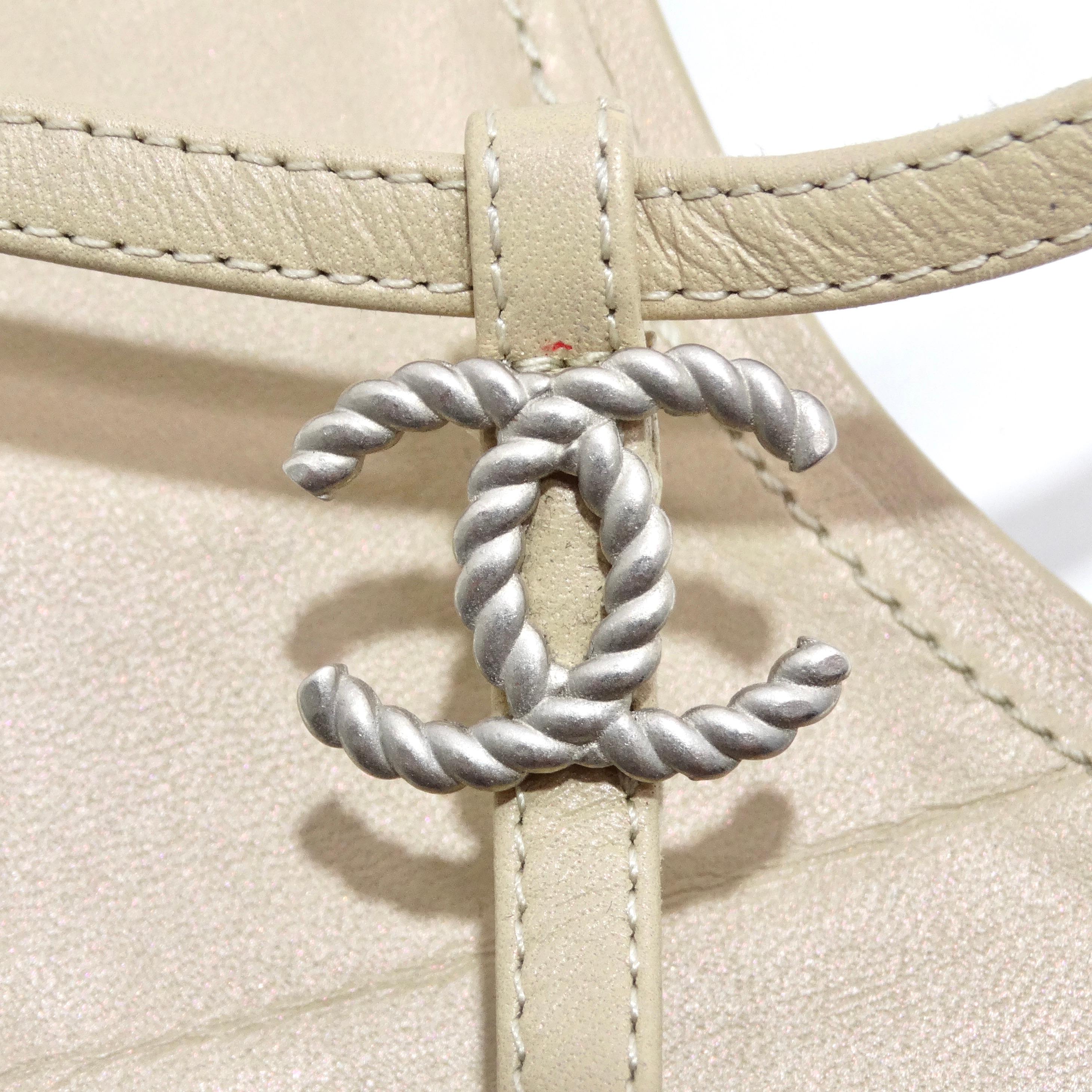 Chanel CC T Riemen-Sandalen aus Leder für Damen oder Herren im Angebot