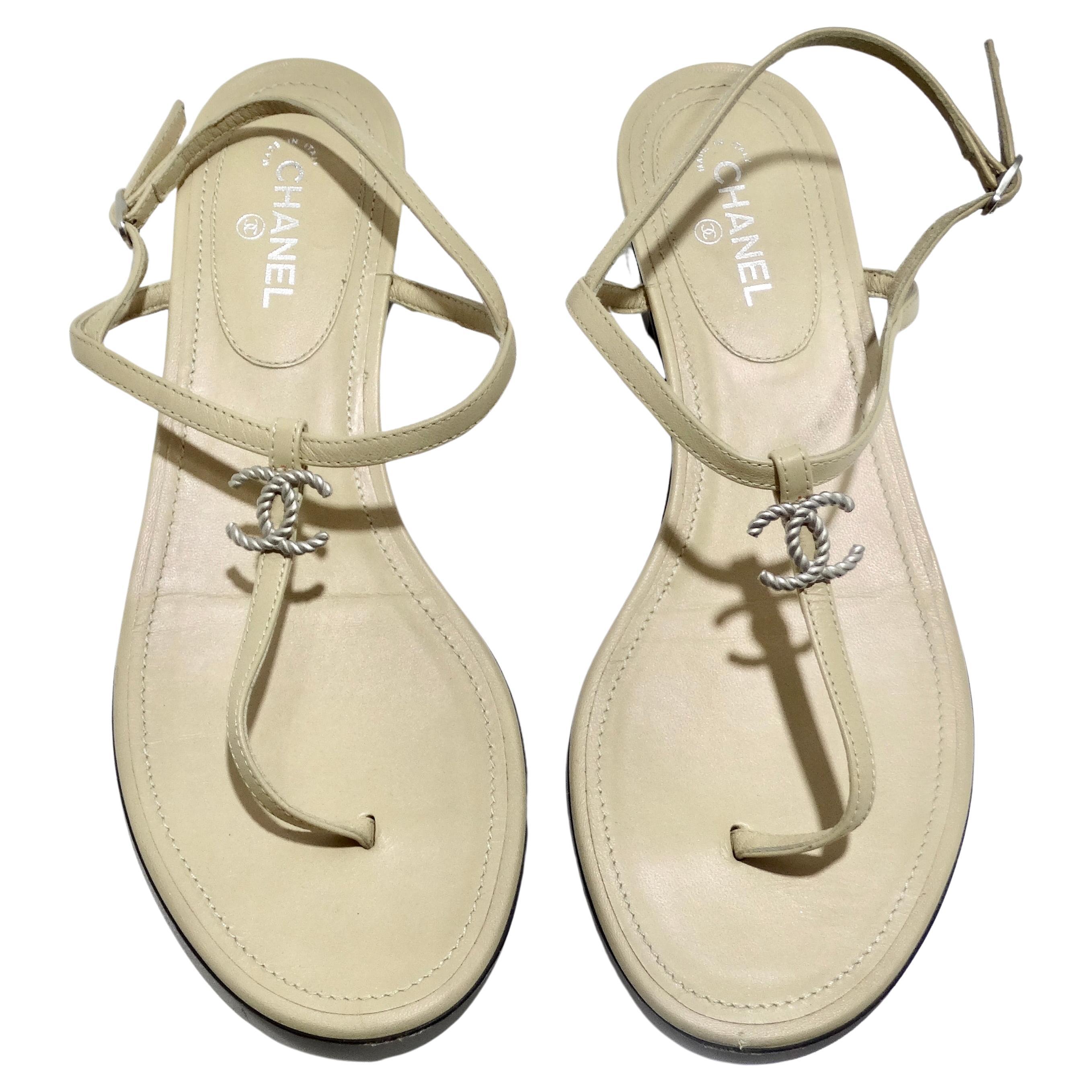 Chanel CC T Riemen-Sandalen aus Leder im Angebot