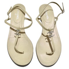 Chanel CC T Riemen-Sandalen aus Leder