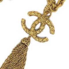CHANEL CC Collier à maillons en métal texturé avec breloque à pompon en or