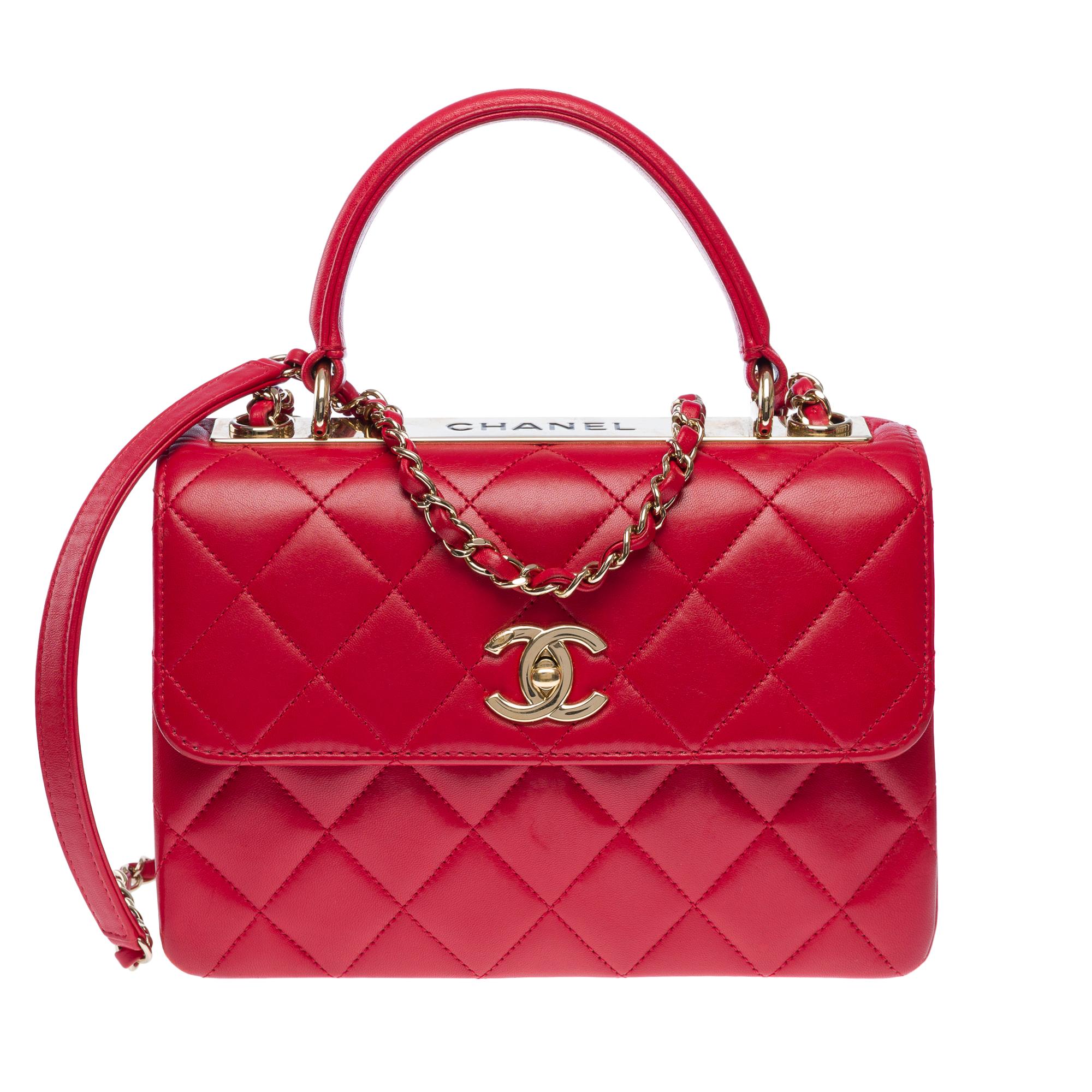 Precioso bolso Chanel CC Trendy  en piel acolchada roja, con adornos metálicos dorados. Presenta un asa de cadena de metal dorado entrelazada con cuero rojo para llevarla en la mano, al hombro o cruzada

Bolsillo trasero de piel
Cierre de solapa con
