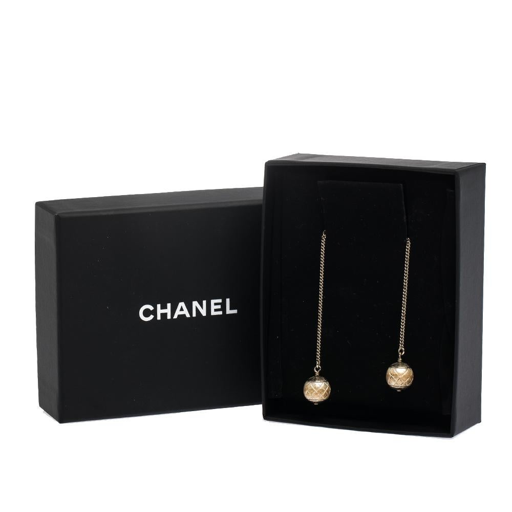 Chanel CC Textured Faux Pearl Gold Tone Drop Earrings In Good Condition In Dubai, Al Qouz 2