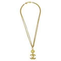 CHANEL Collier à maillons à breloques CC en métal texturé et or