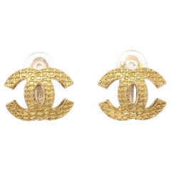 Clous d'oreilles Chanel CC en métal doré texturé