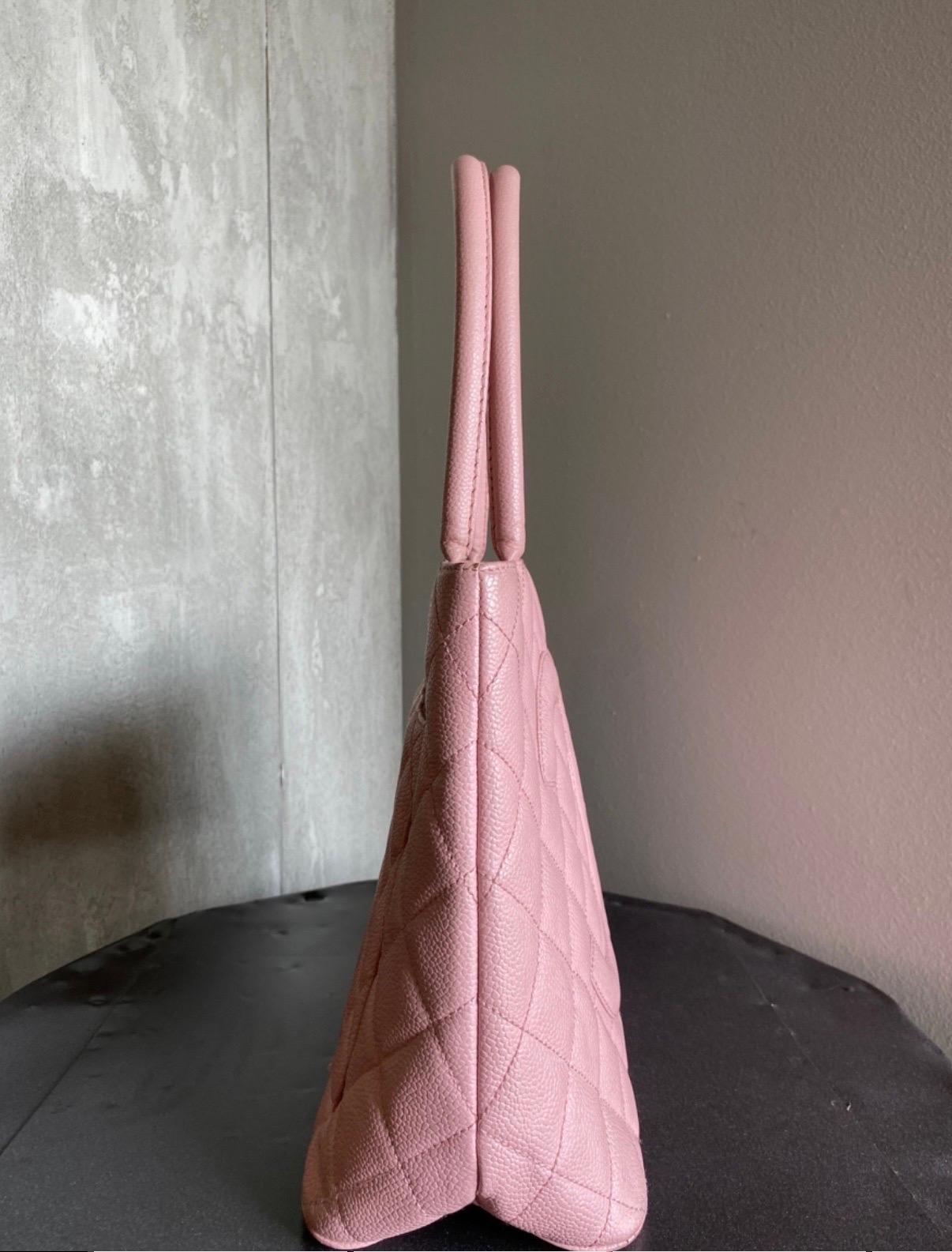 Chanel CC Timeless Medallion Zip Tote Shoulder Bag in pink leather and gold hardware. The bag is in very good condition, only the corners are slightly worn as shown in the photograph. Measurements: length 30cm, height 25cm, depth 14cm.