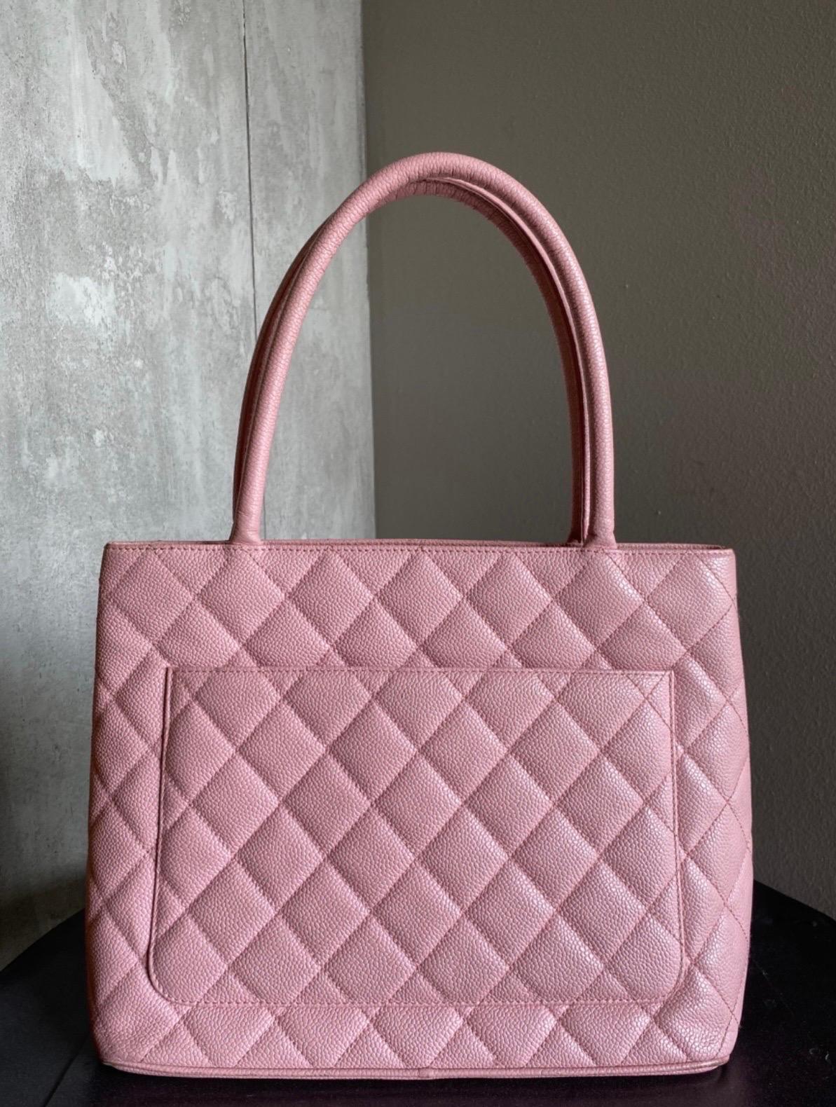 Chanel CC Timeless Medallion Zip Tote Pink Shoulder Bag In Good Condition In Carnate, IT