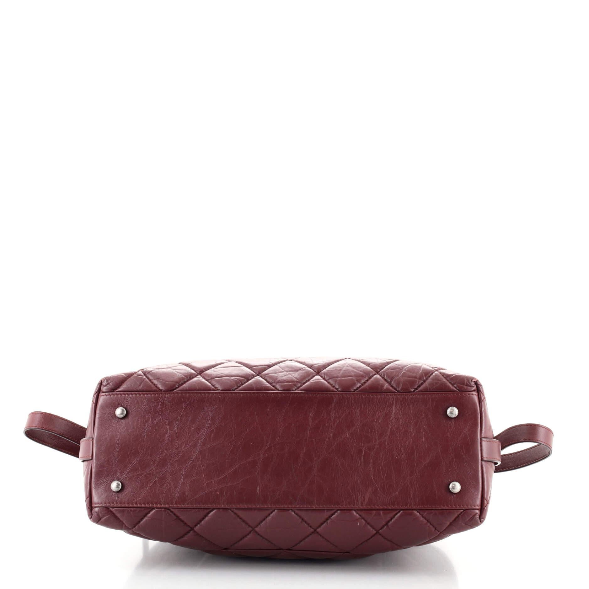 Chanel CC Top Handle Bowler Tasche Gesteppt Gealtertes Kalbsleder Klein im Zustand „Relativ gut“ in NY, NY