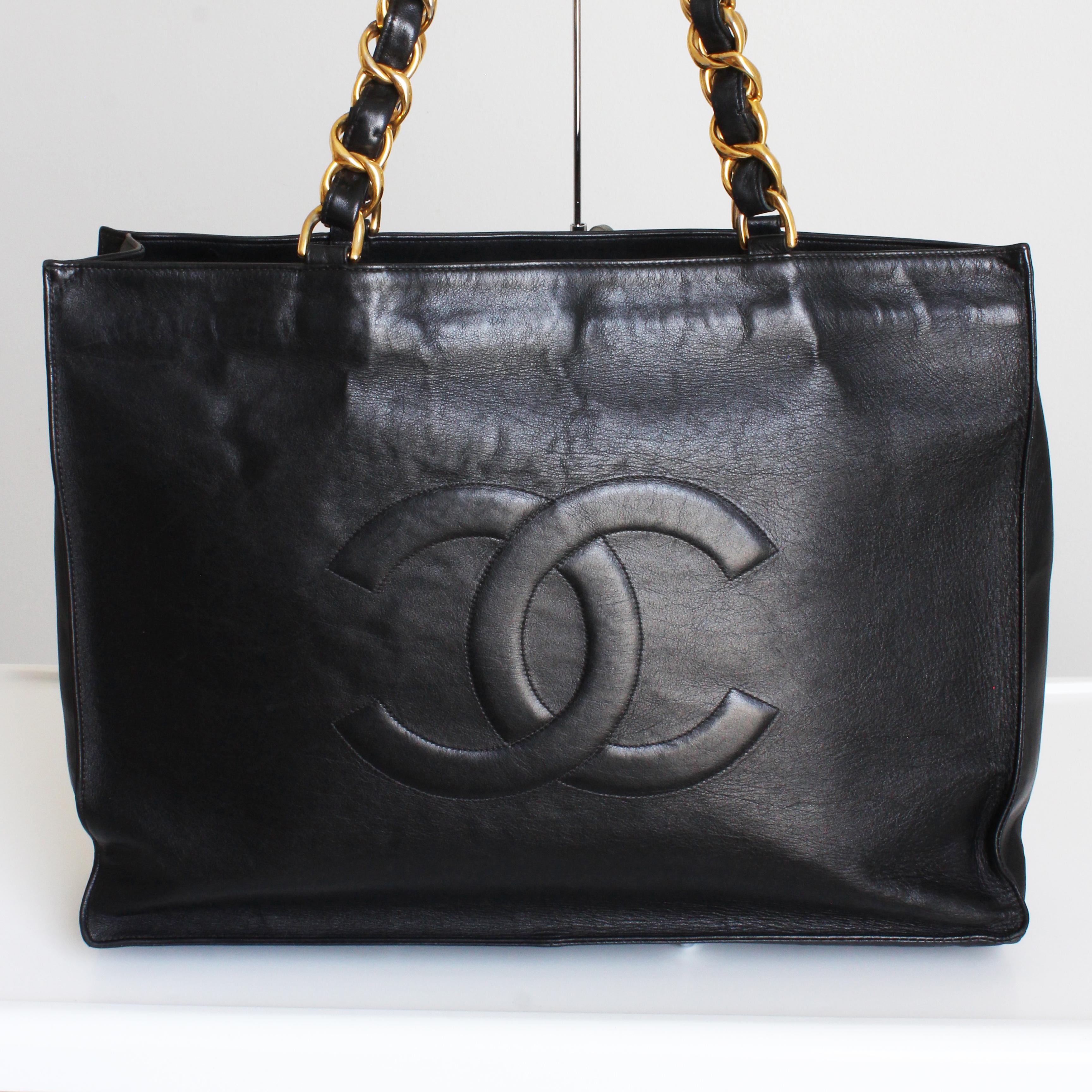 Chanel CC Tote Bag Black Lambskin Gold Chain Vintage 1990s Large Shoulder Bag  In Good Condition In Port Saint Lucie, FL