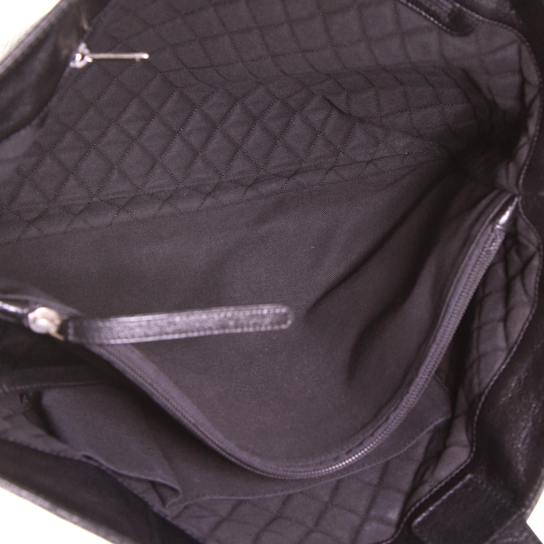 Chanel CC Tragetasche aus perforiertem Leder im Osten Westens 1