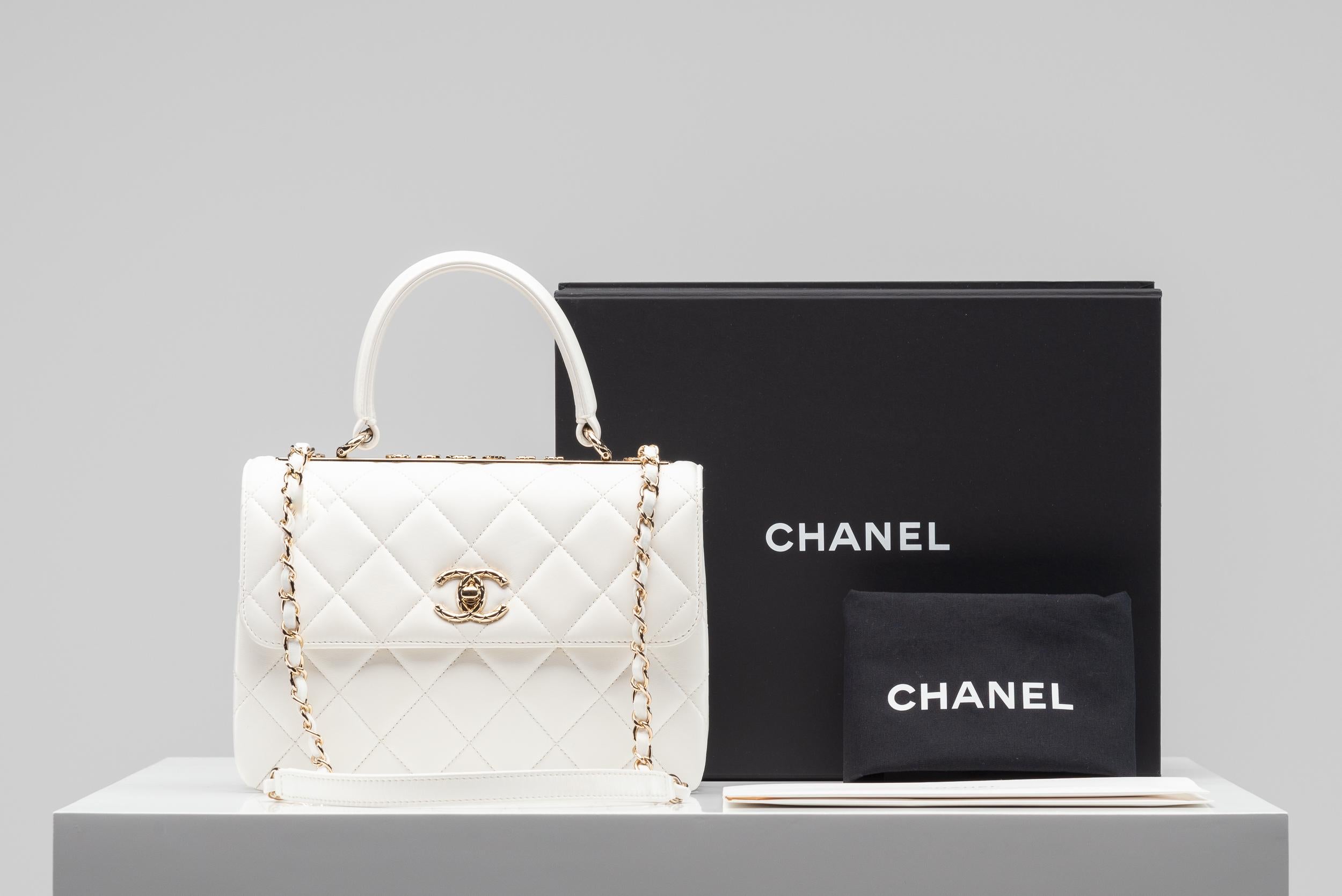 From the collection of SAVINETI we offer this Chanel CC Trendy Bag:
- Brand: Chanel
- Model: CC Trendy Bag
- Color: White
- Year: 2022
- Condition: Excellent (has almost never been used)
- Materials: lambskin leather, Gold-Tone hardware
- Extras: