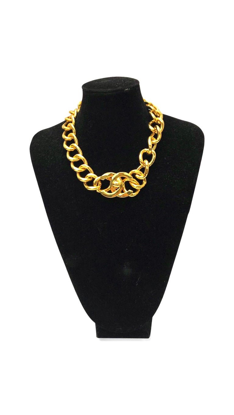 - Vintage Chanel CC turn-lock gold hardware chain necklace from year 1996 collection. 

- CC turn-lock closure.

- Size: 42cm length. CC buckle: 4cm x 3cm. 



