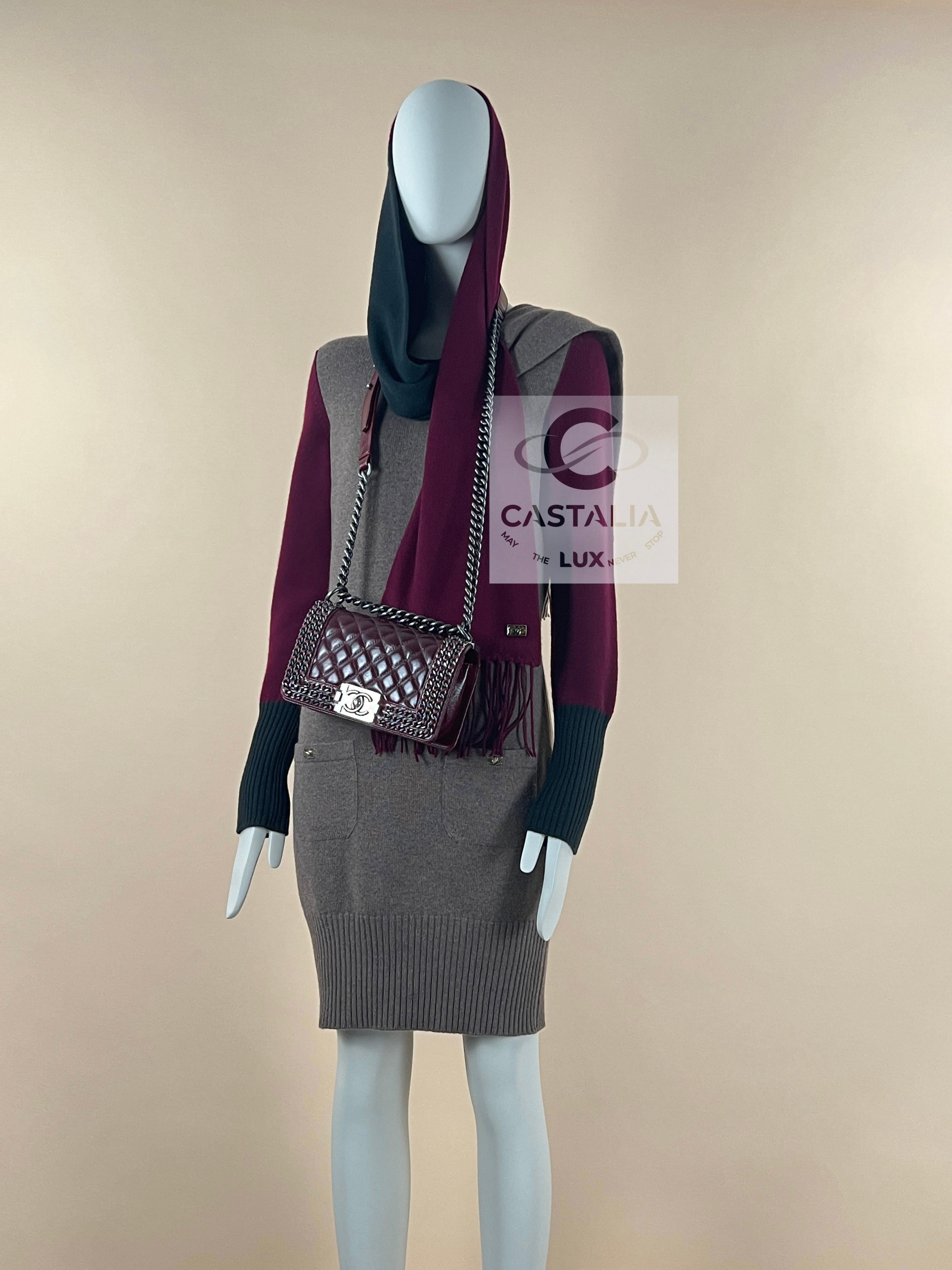 Chanel cashmere set - dress with CC turnlocks at pockets and large wrap scarf with CC logo charm.
- made of pure 100% cashmere in beige, burgundy and emerald colour
Size mark 36 fr.
Condition: Never worn.