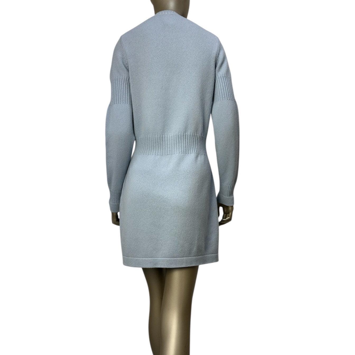 Wunderschönes langes Chanel Cardigan-Pullover-Kleid aus Kaschmir in einem schönen pastellfarbenen Hellblau. Dieses Kleid stammt aus der Herbstkollektion 2015 und verfügt über elegante silberfarbene CC-Drehverschlussknöpfe. Perfekt, um Ihrer