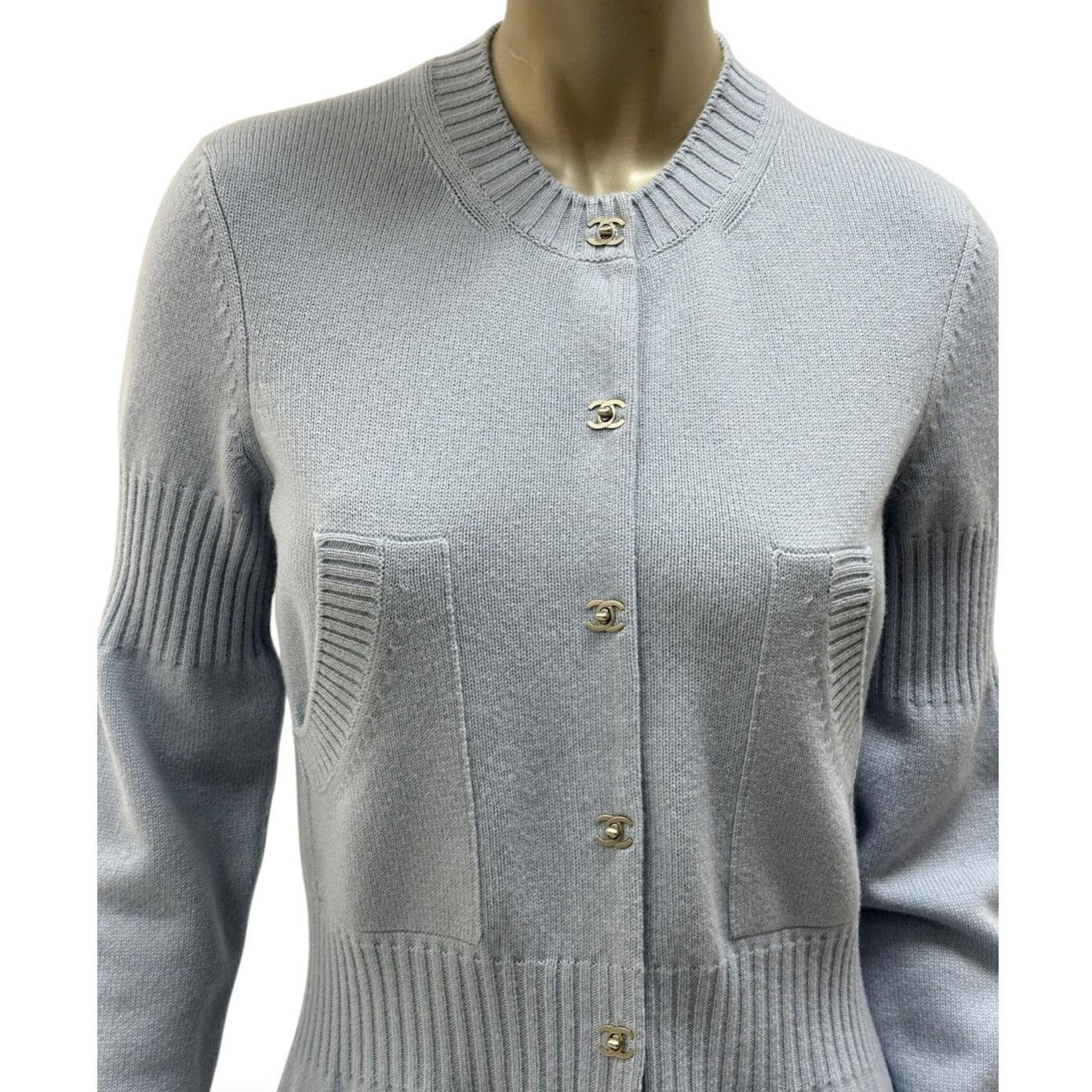Chanel CC Turnlock Kaschmir Pullover Kleid - Größe 40 (Grau) im Angebot